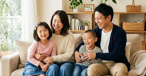 子育て世代の家族がリビングで笑顔で過ごすイメージ